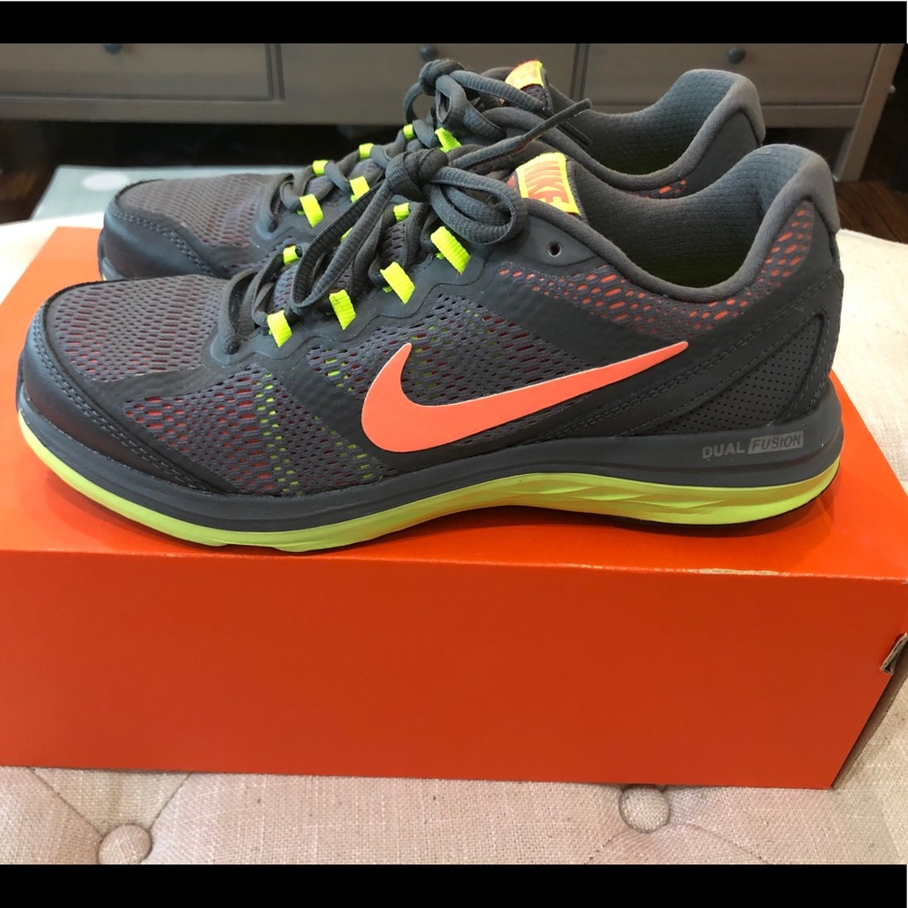 Nike Women’s Dual Fusion Run 3 Sneakers Size 7